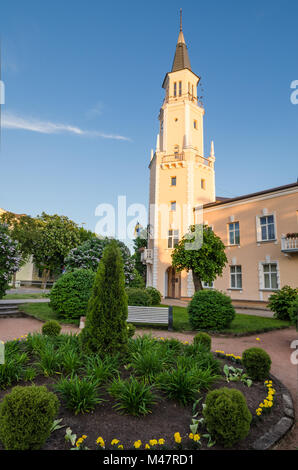 Parcheggiare di fronte al Palazzo del Municipio in Sillamae, Estonia Foto Stock