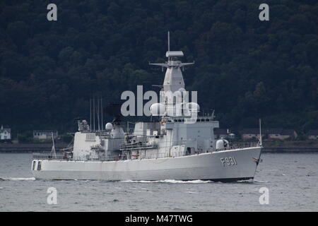 BNS Louise-Marie (F931), un Karel portiere-class frigate azionato dalla Marina Militare Belga, passa Gourock sul suo arrivo per esercitare congiuntamente il guerriero 17-2. Foto Stock