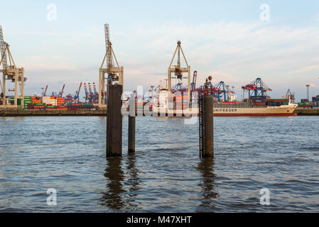 Le navi da carico e il Gantry cranes nel porto di Amburgo Foto Stock