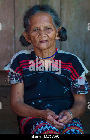 Ritratto di una donna dalla Cotu minoranza in Quang Nam Vietnam Foto Stock