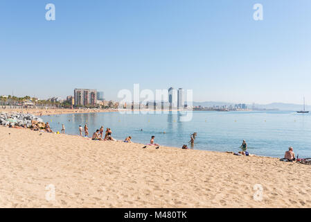 Vista lungo la spiaggia di Barceloneta al Porto Olimpico di Barcellona Foto Stock