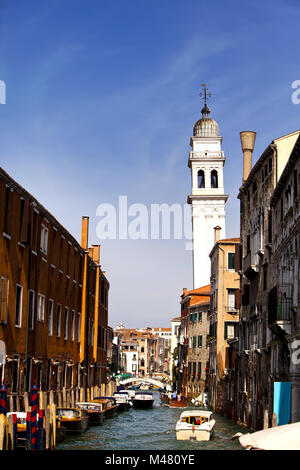 Gli antichi edifici sulla costa del canale stretto. Venezia Foto Stock