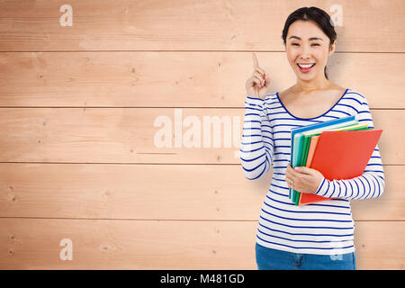 Immagine composita di allegra donna rivolta verso l'alto mantenendo i file Foto Stock