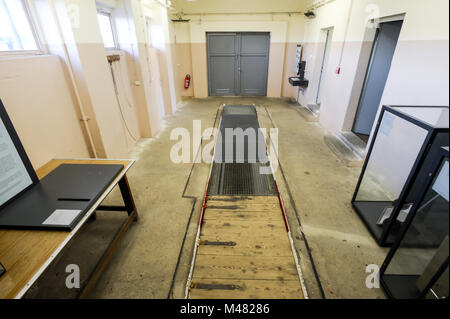 Mostra di ispezione frontaliera punto auto in uno degli edifici di ex punto di controllo di Grenzubergangsstelle Marienborn folata sul lato tedesco-orientale di t Foto Stock