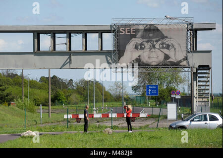 Ponte di osservazione con immagine della RDT guardia di confine di vedere in ex punto di controllo e il controllo dei passaporti cabine di Grenzubergangsstelle Marienborn GUS Foto Stock
