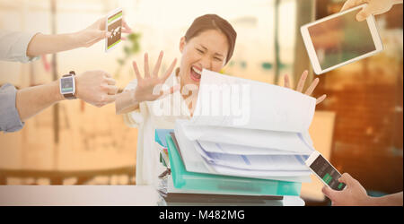 Immagine composita delle mani i dispositivi di ritegno Foto Stock