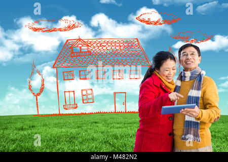 Immagine composita della coppia asiatica sul balcone utilizzando tablet Foto Stock