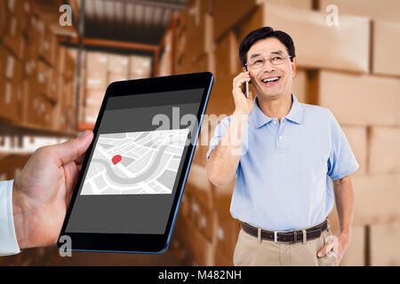 Immagine composita dell'uomo utilizzando tablet pc Foto Stock