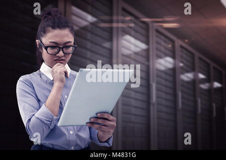 Immagine composita di asian imprenditrice utilizzando tablet Foto Stock