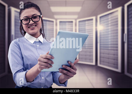 Immagine composita di asian imprenditrice utilizzando tablet Foto Stock