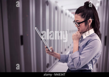 Immagine composita di asian imprenditrice utilizzando tablet Foto Stock