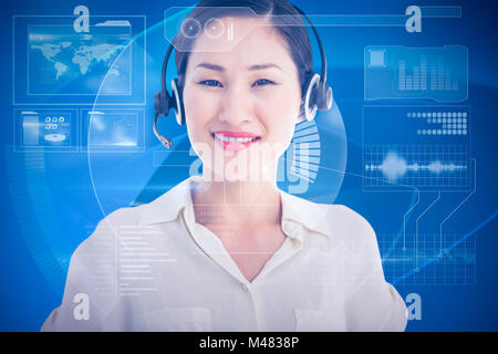 Immagine composita della bella donna sorridente executive con cuffia Foto Stock