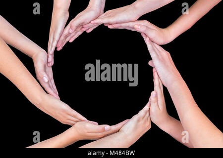 Molte armi di bambini con le mani facendo cerchio su nero Foto Stock