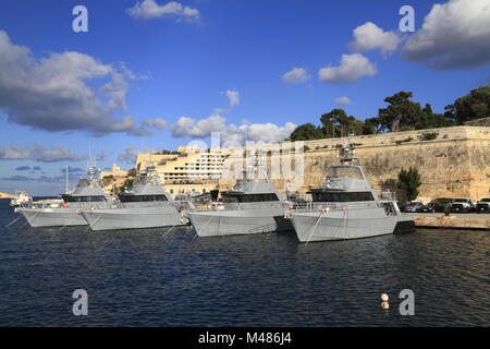 Nave militare nel Porto Grande di La Valletta Foto Stock