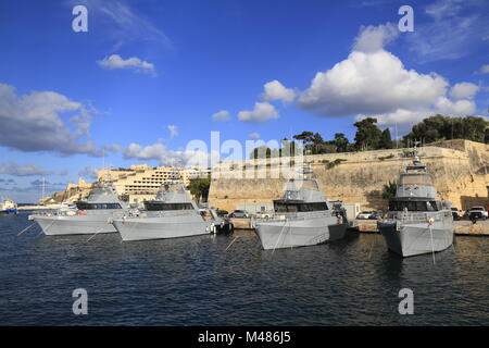 Nave militare nel Porto Grande di La Valletta Foto Stock