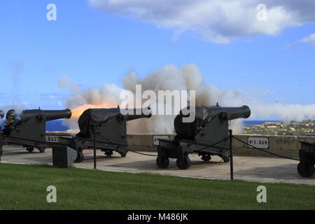 Pistola fuoco di salutando Lascaris batteria in Valletta, Malta Foto Stock