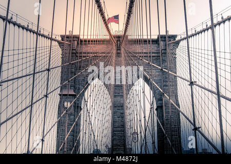 Ponte di Brooklyn in un giorno nuvoloso, creativo di post elaborazione. Foto Stock