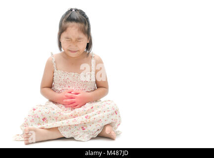 Bambini asiatici affetti da stomachache e macchia rossa indicante la posizione del dolore isolato su sfondo bianco. concetto sano Foto Stock