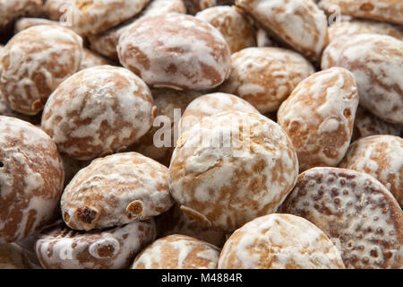 Pila di round gingerbread dolci di piccole dimensioni con polvere di zucchero Foto Stock