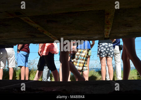 Tourist cercano di comprensione e di ricordare i sacrifici compiuti durante la guerra mondiale 2, D-Day sbarchi presso la spiaggia di Omaha, in Normandia, Francia - 17 Luglio 2016 Foto Stock