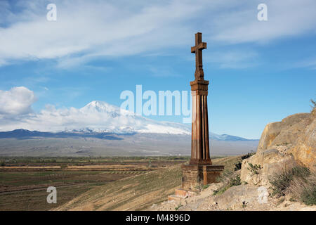 Una croce cristiana vicino antico monastero Khor Virap Foto Stock