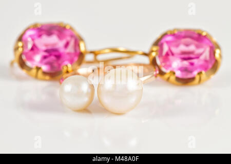 Anello in oro con perle e orecchini in oro rubini Foto Stock