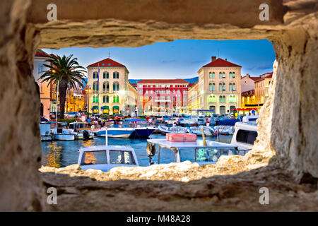 Prokurative piazza di Spalato attraverso la finestra di pietra Foto Stock