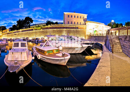 Zadar le mura della città e del porto di Fosa panorama serale Foto Stock