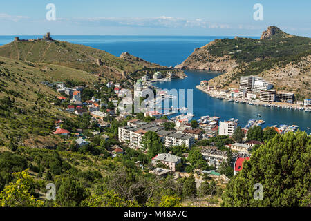 Balaklava è popolare resort di Crimea. Bay ex base sottomarina. Foto Stock