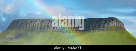 Rainbow sotto Benbulbin montagna, nella contea di Sligo, Irlanda. Foto Stock