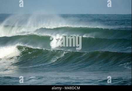 Surfer a cavallo di un onda al Easky, nella contea di Sligo, Irlanda. Foto Stock