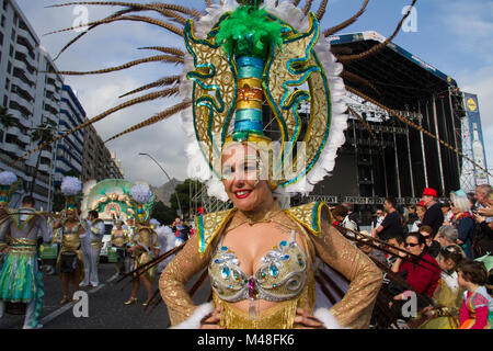 Tenerife, Spagna. Xiii Febbraio, 2018. Sfilata di uno dei migliori carnevali nel mondo di Santa Cruz de Tenerife Credito: Mercedes Menendez/Pacific Press/Alamy Live News Foto Stock