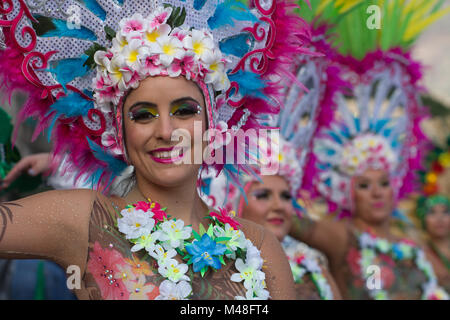 Tenerife, Spagna. Xiii Febbraio, 2018. Sfilata di uno dei migliori carnevali nel mondo di Santa Cruz de Tenerife Credito: Mercedes Menendez/Pacific Press/Alamy Live News Foto Stock