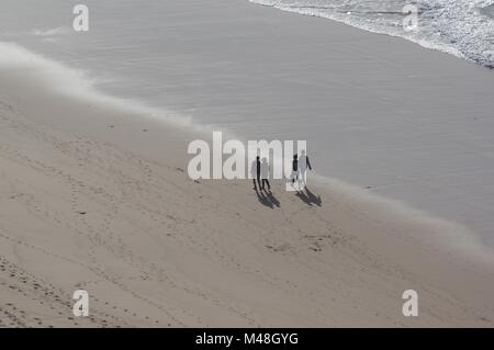 Due coppie stolling su amado ebach. Portogallo Foto Stock