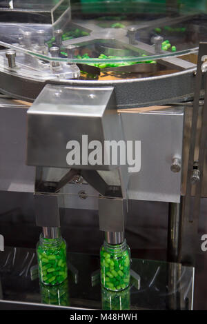 Capsula pillole farmaceutiche il conteggio e la macchina di riempimento Foto Stock