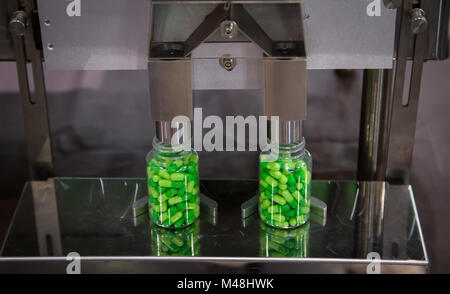 Capsula pillole farmaceutiche il conteggio e la macchina di riempimento Foto Stock