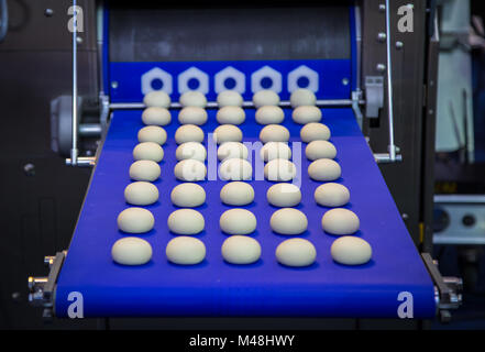 Divisore di impasto e rotonda palla di impasto rendendo la macchina Foto Stock