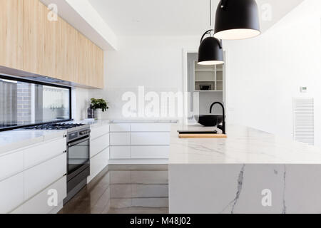 Lusso scandi industriale cucina con isola in marmo banco Foto Stock