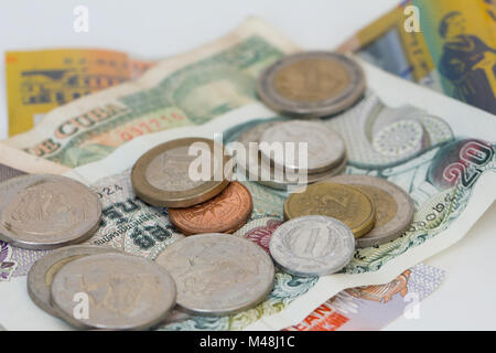 Un assortimento di stranieri di monete e banconote Foto Stock