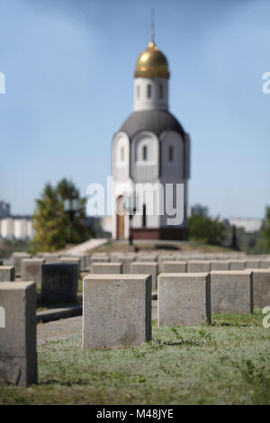 Lapidi di soldati sconosciuti al cimitero militare Foto Stock