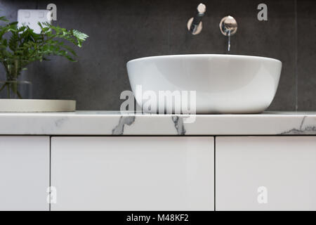 In prossimità della vasca da bagno su un piano di marmo vanity Foto Stock