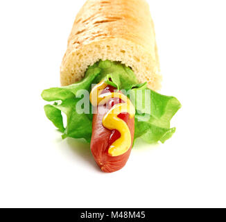 Hot Dog con grande salsiccia e insalata fresca isolati su sfondo bianco Foto Stock