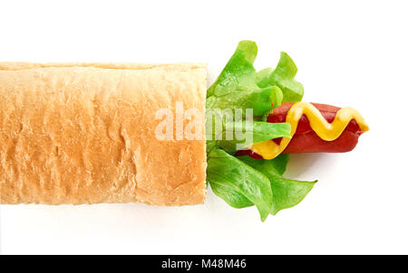 Hot Dog con grande salsiccia e insalata fresca isolati su sfondo bianco Foto Stock