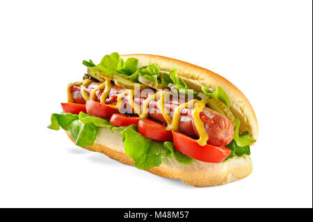 Hotdog con grande salsiccia e pomodoro fresco, lattuga e senape isolati su sfondo bianco Foto Stock