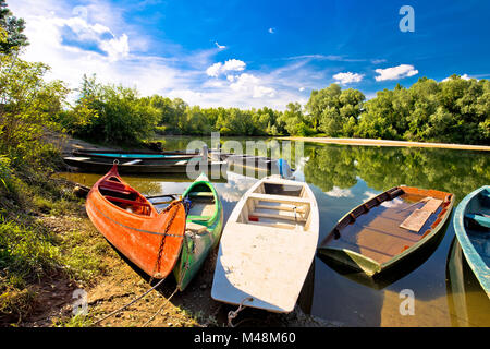 Barche colorate sulla bocca della Drava e Mura fiumi Foto Stock