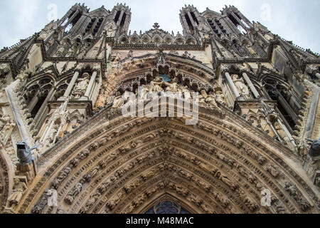 Frammenti architettonici di Notre Dame de Reims facciata della cattedrale Foto Stock