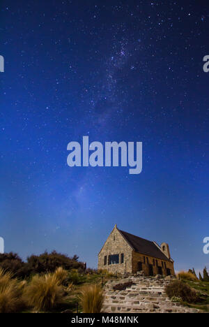 Bellissima via lattea presso la Chiesa del Buon Pastore, il Lago Tekapo che si trova nel sud dell'isola,Nuova Zelanda. Foto Stock