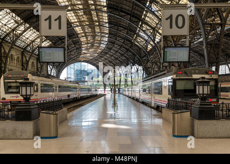 I treni a piattaforma Estació de França a Barcellona Foto Stock