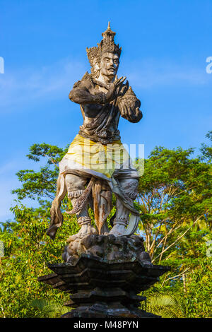 Statua in Tirta Empul Temple - isola di Bali Indonesia Foto Stock