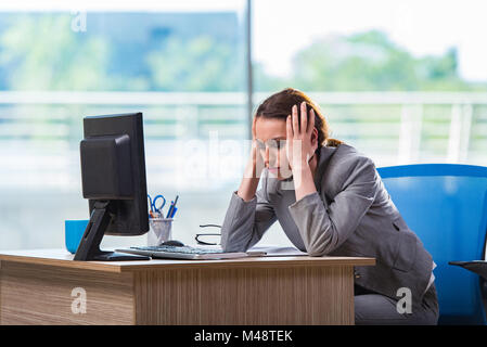 Giovane imprenditrice stanchi dopo una lunga giornata di lavoro Foto Stock